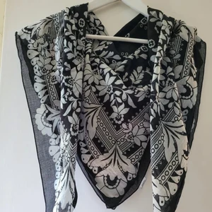 Mönstrad scarf - Scarf/sjal i bra skick som kan användas som topp, sjal, halsduk, sjalett på huvudet, hårband osv.