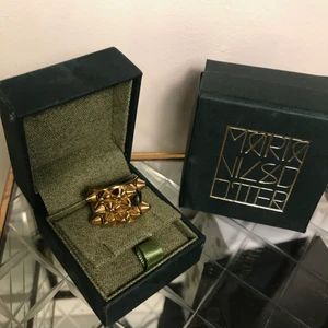 Intersekoll💕⚡️⭐️ - Intresse koll på dena supper coola ring💀💕⚡️❤️ (har en liten defekt då den tappat en nit men anars är den som helt ny)