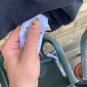 Stone Island Hoodie svart XL - Bra skick men välanvänd. Ett pyttelitet hål vid kragen som jag märkte först när jag tog kort idag. 