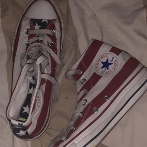 Converse  - Säljer nu mina converse jag köpte på secondhand för ett litet tag sedan och har bara använt dom 1 gång själv (inpincip oanvänt från min del vet inte hur mycket dom var använda innan) inget fel på dom säljer då jag inte tycker det passar min stil, endast seriösa bud🥰❤️