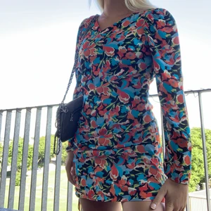 Klänning - Hej!💕 Säljer en supersnygg klänning från zara i storlek S. Den är aldrig använd och prislappen sitter kvar! Säljer den då jag redan har en annan liknande och denna tyvärr inte kommit till användning. Den sätter sig fint på kroppen och framhäver figuren samtidigt som den inte sitter så tight och därmed väldigt bekväm. Den har en diskret dragkedja på sidan av klänningen så att det blir enklare att ta på och av sig💕😁