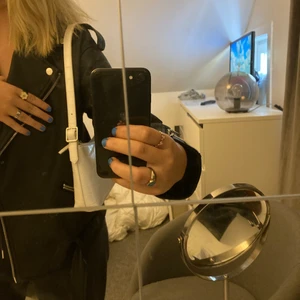 vit väska - säljer min vita väska som knappt är andvänd!😙