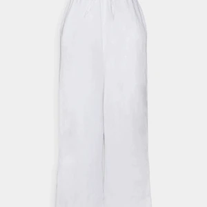 Slutsålda vita linnebyxor Gina tricot  - Säljer vita linnebyxor från Gina tricot som nu är slutsålda! Köpta för 359! Använda Max 2 gånger då jag köpt fel storlek! Bud startar på 180