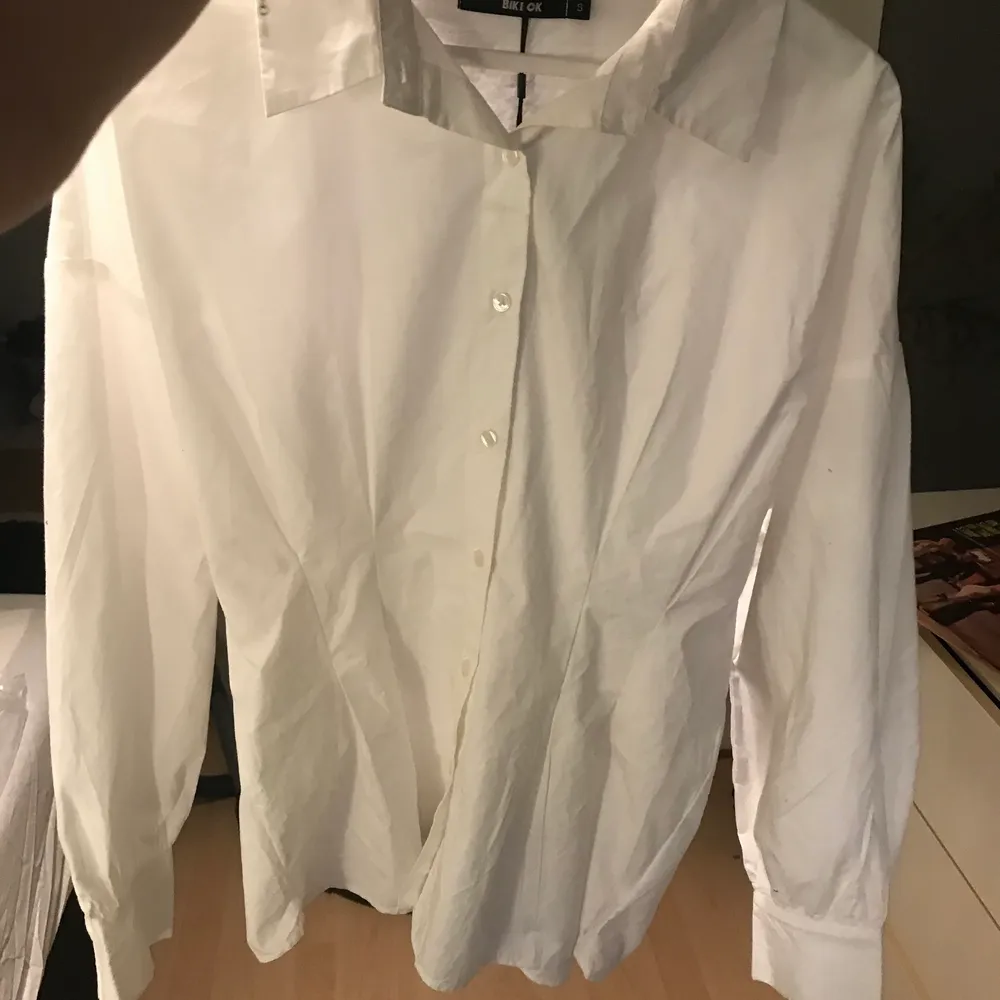 En vit skjorta aldrig andvänd, köpte den för två dagar sedan så den är i nyskick. Om du vill ha fler bilder eller undrar något mer skicka privat. Om fler är intresserade blir det bud💕. Skjortor.