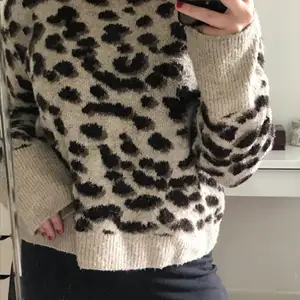 jättefin stickad tröja från H&M med leopard mönster<3 använd fåtal gånger och är i bra skick, inga fläckar eller likande. Säljer pågrund av att den inte är min stil längre💞 köparen står för frakten