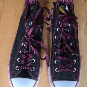 Unika converse  - Säljer mina fina converse 💕 Väldigt unik design