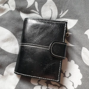 Konstläder plånbok!  - En fin svart plånbok i konstläder med vita sömmar! Finns månda fack, och ett rymligt myntfack med en silvrig dragkedja som man stänger och öppnar med ☺️ 