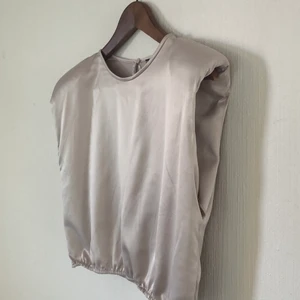 Topp - Beige topp från Zara. Storlek M. Skicka gärna ett meddelande vid frågor!