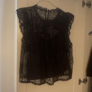 Spetstopp från zara  - Spetstopp från zara med linne som sitter ihop under. Använd endast en gång. 