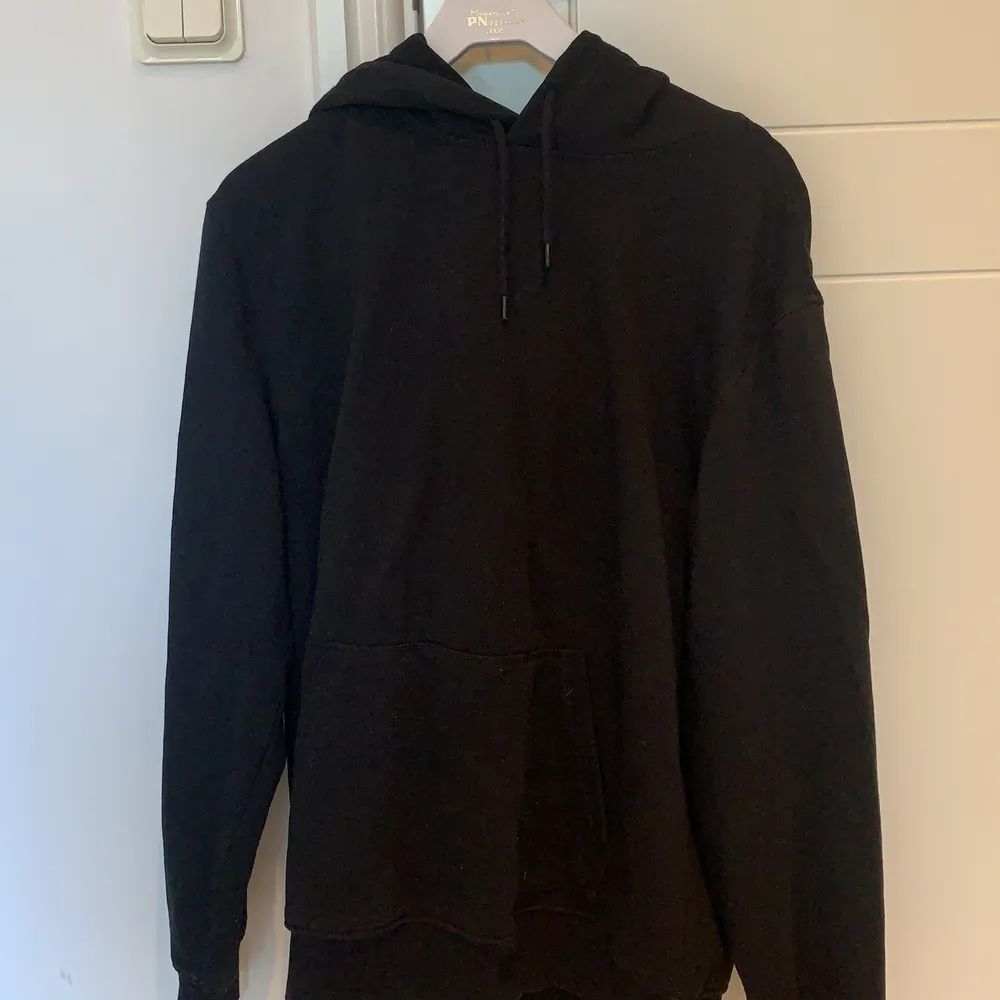 Hjälper syrran att sälja denna svarta sköna lösa H&M hoodie! Storlek M med luva. Frakt ingår ifall plagget säljs för priset nedan 😊. Hoodies.