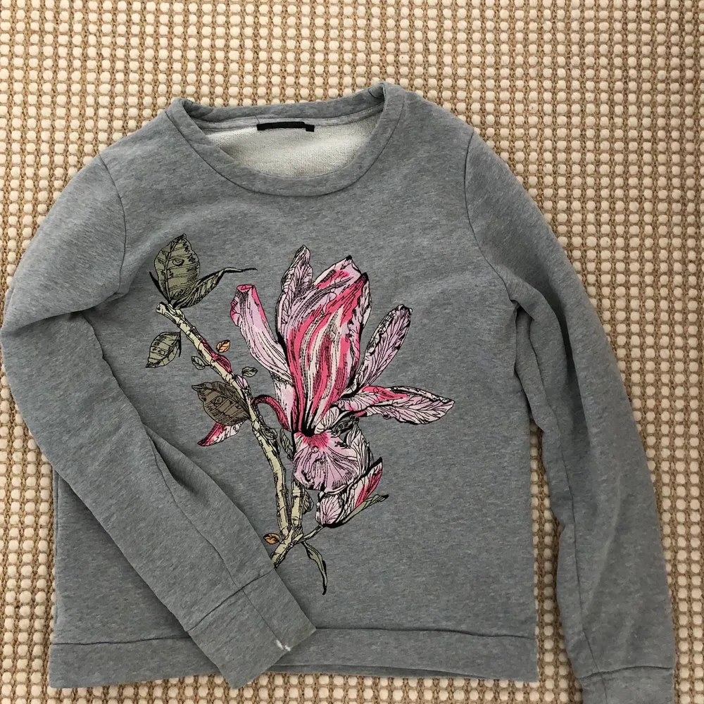 Säljer denna sååå fina sweatshirt! Den är köpt för ca 1200 kr men säljer nu för endast 350 kr då den är fint  sliten på muddarna.❤️. Tröjor & Koftor.