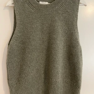 Väst - En grön stickad väst från only den är i ett jättebra skick är använd Max 4 x nästan som en ny den är i storlek xs köparen står för frakten