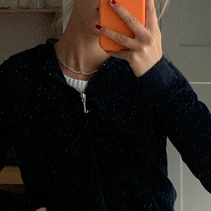 Svart juicy couture hoodie  - Svart juicy couture hoodie i storlek M men mer som en xs/s. På ryggen står det ”house of juicy” men en silvrig nyckel! Köparen står för frakt, betalning sker via Swish! 