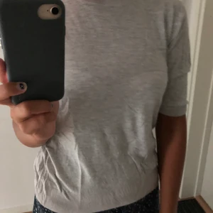 Stickad tshirt - Snygg stickad tshirt från Holly and white. Fint skick💕