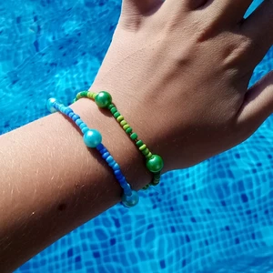 Armband - Båda arbanden är runt 20-22 cm och helt nya, hemmagjorda. Dom är gjorda av elastisk tråd och finns i två olika färger. Ett för 13 kr och båda för 20