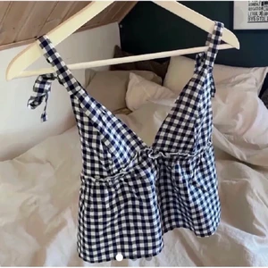 Rutig volang topp strl s - Superfin rutig volangtopp, storlek S. Köpare står för frakt. Vid flera intresserade, budgivning!☺️ (obs! lånad första bild!) BUD I KOMMENTARERNA! MÅSTE HÖJAS MED MINST 10kr