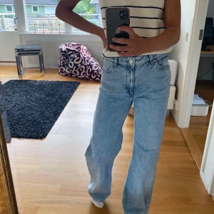 Monki Jeans - Säljer nu mina super fina jeans från monki. Sitter svin bra på kroppen och helt perfekta enligt mig, säljer nu pga förstora för mig :( Storlek 29 men sitter som S/M😊 Nypris 699kr och sällan använda🤩 Bara att skicka meddelande om ni har frågor🥰 SÄLJER ÄVEN SAMMA BYXOR I SVART