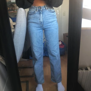 blåa raka jeans från monki storlek 26 - bra skick, runt ett år gammla.