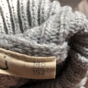 En grå stickad polo tröja från Lindex andvänd 2-3 gånger säljer för får ingen andvändning av den (barn storlek)