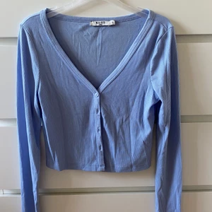 NA-KD kofta - Väldigt fin kofta från na-kd , använd ca 1 gång. Säljer då den ej kommer till användning. Kom privat för fler bilder eller frågor 💓