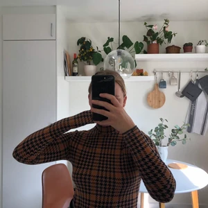 Rutig tröja  - Snygg brun rutig tröja med liten krage. 💕