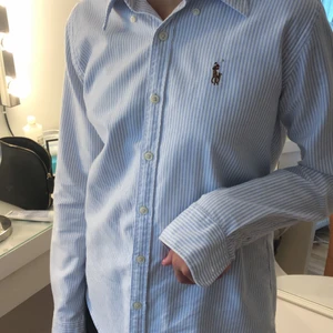 Ralph lauren skjorta - Blåvit randig ifrån ralph lauren i storlek 2, sitter som s/m💓. Andvänd fåtal gånger så i jätte bra skick. Säljs för 250+ frakt som köparen står för. Blir budgivning om många är intresserade!! 