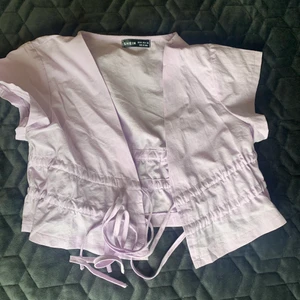 Lila omlott topp -  Säljer denna svin snygga topp från tjejen på grund av att den var för liten för mig, aldrig använd 💕