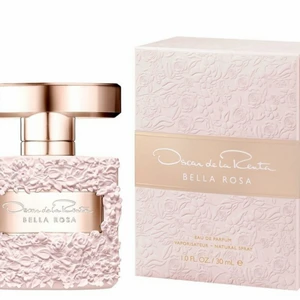 Oscar de la Renta Bella Rosa 30 ml - Inspirerad av skönheten och charmen hos Oscar Bella-kvinnan. En romantisk, feminin och lekfull doft. En hyllning till Oscar-husets kärlek till blommor och eleganta detaljer. Bella Rosa fångar den beroendeframkallande romantiken i en hemlig trädgård. Sensuell och feminin doft med mjuka kontraster av frukt och blomster insvept i en härlig gourmand. Med topnoter av rosépeppar, freesia och mandarin. Förenas med ett förföriskt hjärta av ros, jasmin och iris. Ger doften en varm och pudrig elegans. Pat