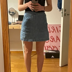 Jeanskjol  - Fin jeanskjol i bra skick. Storlek 36. Köparen står för frakt på 66 kr.