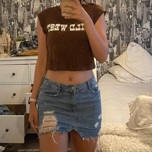 Lågmidjad jeanskjol ifrån Zara i M - Säljer denna lågmidjad jeanskjol från zara i storleken M.