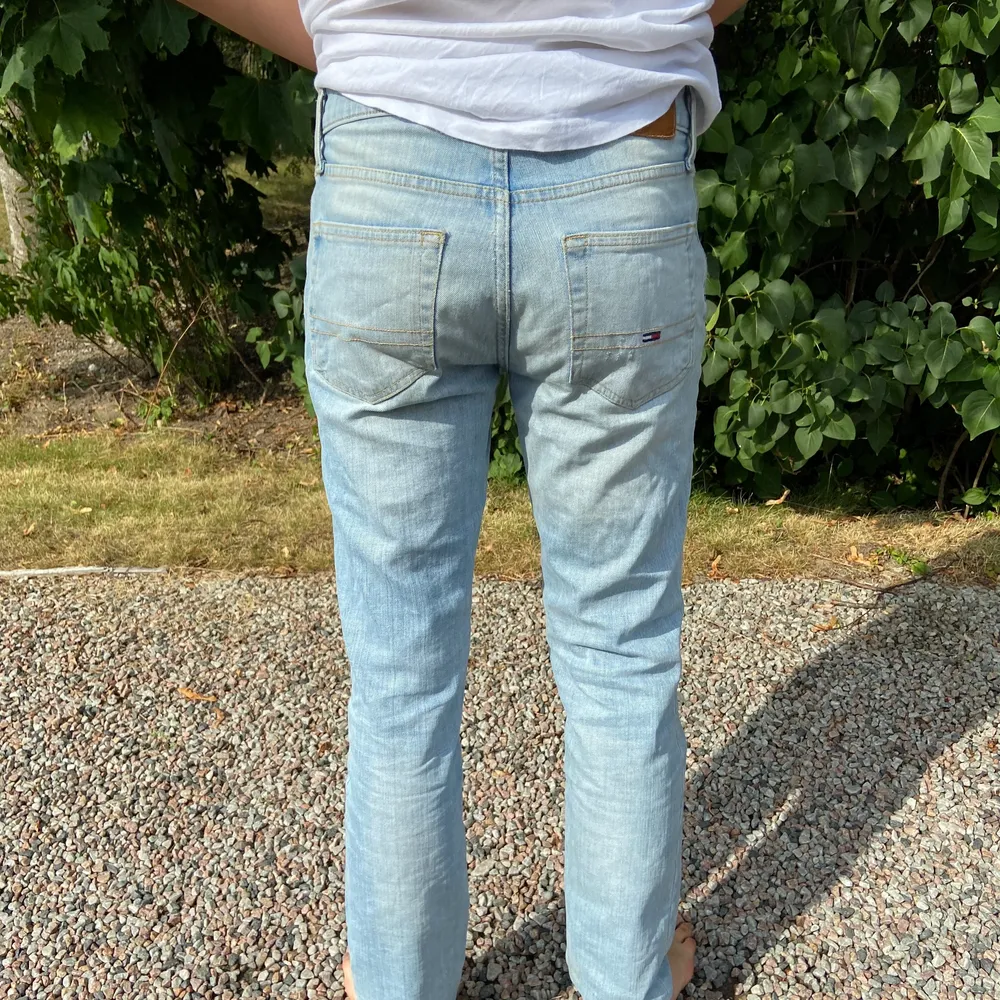 Trendiga och snygga märkesjeans av högsta kvalitet. Hål och fransar enligt bild. Bra skick. Sparsamt använda. Storlek 29/30. Nypris ca 1100 kr. Jeans & Byxor.