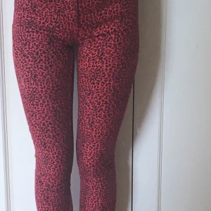 Röd leopard jeans, Zara - Säljer dessa jättefina jeans från Zara då dem är lite för tajta. Knappt använda! Köparen står för frakt! Buda i kommentarerna eller köp dirket för 129kr!