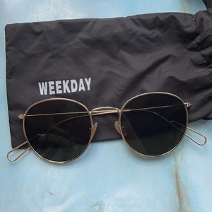 Solglasögon - Runda guldiga solglasögon. Bra skick, inget att anmärka