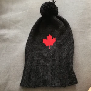 Canada snow mössa - Jättefin canada snow mössa i bra skick! Säljer då den inte kommer till användning. 150 + frakt. Va inte rädda för att höra av er eller ställa frågor om den. 