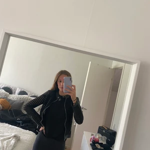 Läderjacka med detaljer - En svart läder jacka med snygga detaljer på ärmarna och framsidan. Perfekt nu till hösten, men även till våren. Säljes då den aldrig kommer till användning, använd max 3 gånger. Storlek S. Priset är absolut diskuterbart så hör av er vid intresse.