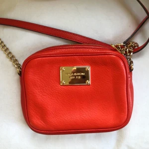 Michael Kors väska - Liten modell i härlig orange färg. Mycket fint skick! Nypris ca 2000:-