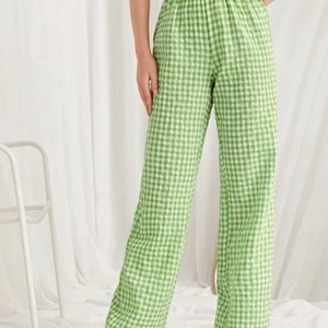 Gröna rutiga byxor, storlek S - Gröna rutiga byxor i storlek S, säljer dem då de är lite för korta för mig som är 172-173. Endast provade. De är jättesköna, inte genomskinliga och perfekta att ha i nästen vilket tillfälle som helst❤️ köpare står för frakt. 