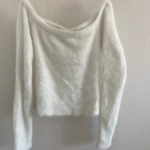 Vit tröja - Vit off shoulder tröja. Skriv vid intresse!!