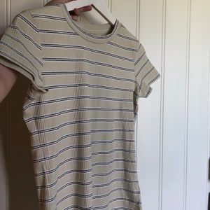 Randig t-shirt - Söt randig t-shirt från Lindex barnavdelningen i strl 170 men är som s/m, använd ungefär 1-2 gånger så mycke bra skick, köpare står för frakt 🤍