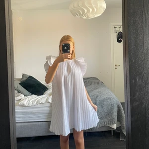 Vit klänning från Zara - Supersöt veckad klänning ifrån Zara! 💘