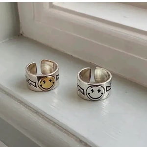 Ring - Jätte coola smiley ringar i guld och silver! Justerbara, skriv vid intresse eller fler frågor😁 1 för69 2 för 120!!❤️ (frakt 12kr)🦋