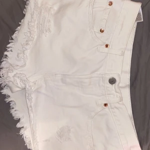 Levi’s 501 jeansshorts  - Storlek står ej på men samma har midjemått som ett par Levi’s W28. Frakt kostar men priset reduceras i samband, kan även mötas upp i sthlm!