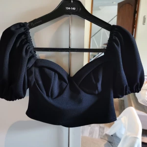 Topp  - Man kan ha den som axellös om man vill. Stretch och skönt material 