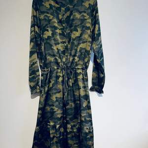 Jättefin lång klänning från Neo Noir i stl M. Aldrig använd så helt ny. Nypris 899kr. Passa på att fynda!