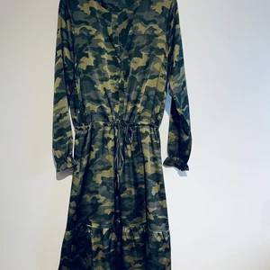 Camo Klänning från Neo Noir - Jättefin lång klänning från Neo Noir i stl M. Aldrig använd så helt ny. Nypris 899kr. Passa på att fynda!