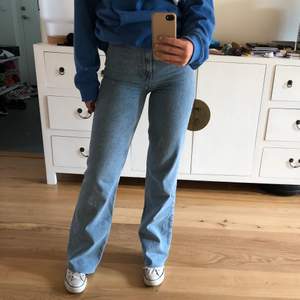 Ett par super snygga o efterfrågade jeans från Zara som är helt slutsålda på hemsidan (ny pris 399kr). Jeansen är i strl 34 o går över skorna på mig som är 173. (Frakt ingår nt i priset!) 💕
