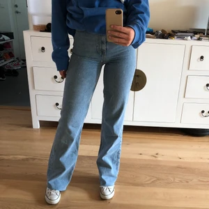 ZARA JEANS strl34 - Ett par super snygga o efterfrågade jeans från Zara som är helt slutsålda på hemsidan (ny pris 399kr). Jeansen är i strl 34 o går över skorna på mig som är 173. (Frakt ingår nt i priset!) 💕