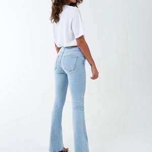 Fina bootcut jeans från ginatricot o storlek S. Inte använda särskilt mycket🌟 Tror att det är samma jeans som på bilden, men skriv om ni vill ha fler bilder 🤍