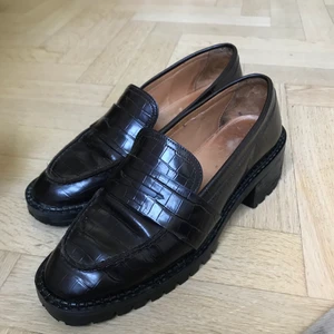 Loafers från &otherstories - Fina & sparsamt använda loafers från & other stories! Säljer pga fel storlek. Skulle säga att modellen är små i storlek. Köpta för nypris ca. 1200kr. Kan mötas upp i Göteborg eller frakta mot betalning❤️ pris kan diskuteras!
