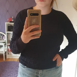 Morris stickad tröja dam - Stickad tröja från morris i marinblå. Märket sitter på vänster sida och är rosa. Minns ej nypris. Väl använd.